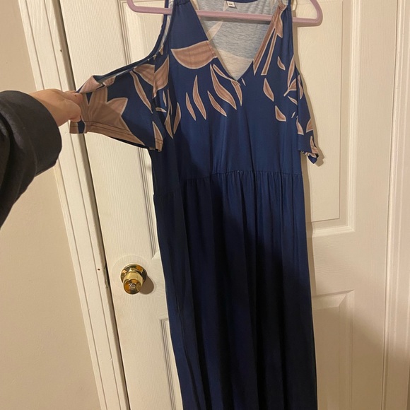 Dresses & Skirts - Navy Blue Floral Cold Shoulder Maxi Dress
Measurements in photos runs small